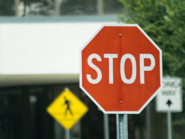 Quelle signalétique utiliser pour une sécurité accrue sur la route ?