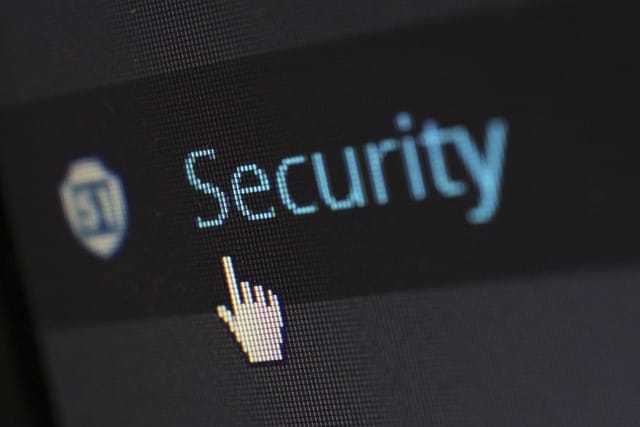 Protection informatique : faut-il privilégier un pare-feu ou un antivirus ?